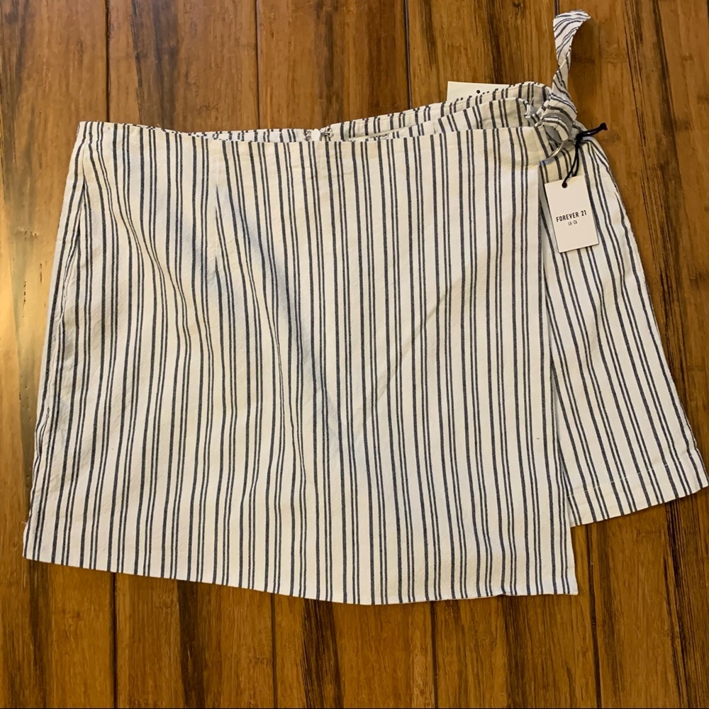 🦋2/$15🦋 NWT Forever21 Striped Mini Skort